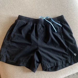 Lululemon men’s workout athletic shorts with mesh lining 6” inseam